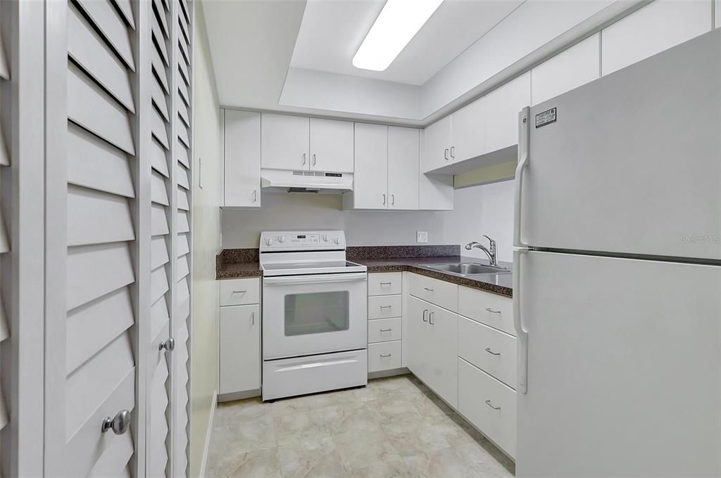 For Sale: $189,500 (1 beds, 1 baths, 680 Square Feet)