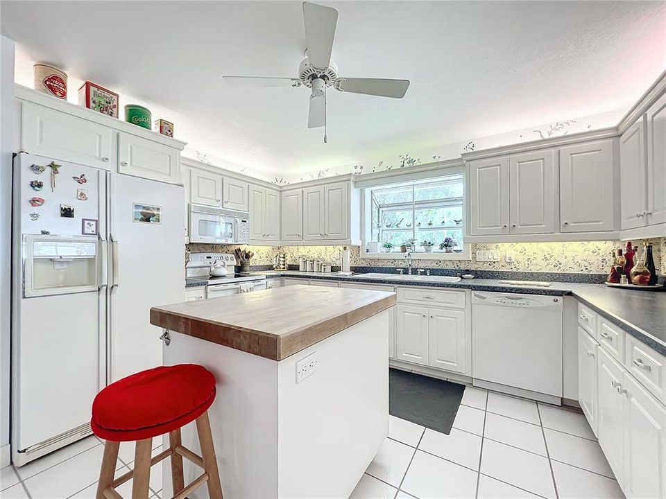 For Sale: $549,900 (2 beds, 2 baths, 2018 Square Feet)