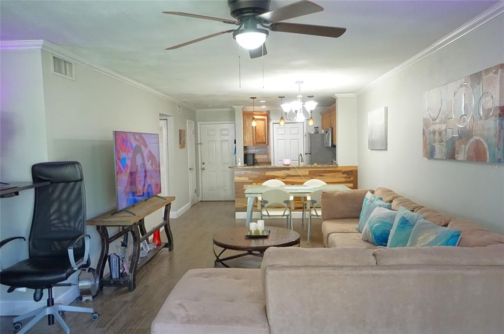 Active With Contract: $1,600 (2 beds, 2 baths, 990 Square Feet)
