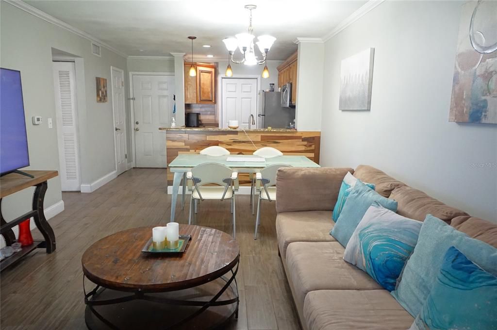 Active With Contract: $1,600 (2 beds, 2 baths, 990 Square Feet)