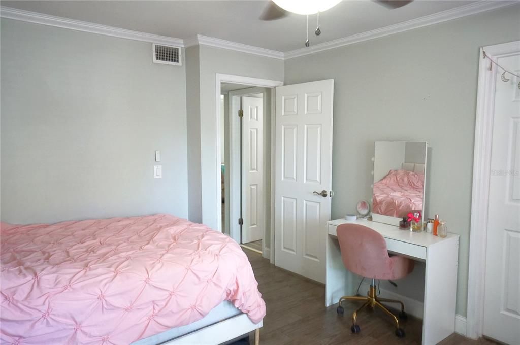 Active With Contract: $1,600 (2 beds, 2 baths, 990 Square Feet)