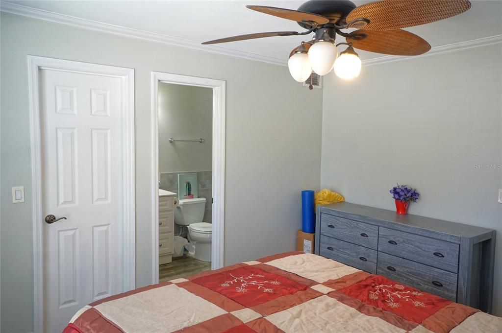 Active With Contract: $1,600 (2 beds, 2 baths, 990 Square Feet)