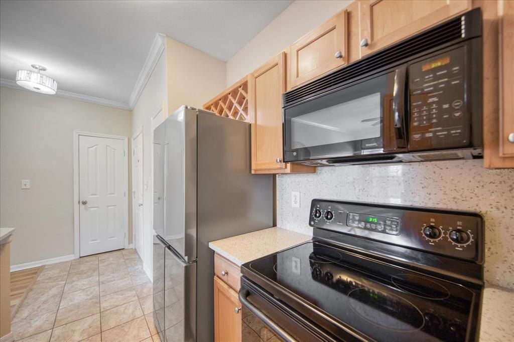 For Sale: $225,000 (1 beds, 1 baths, 654 Square Feet)
