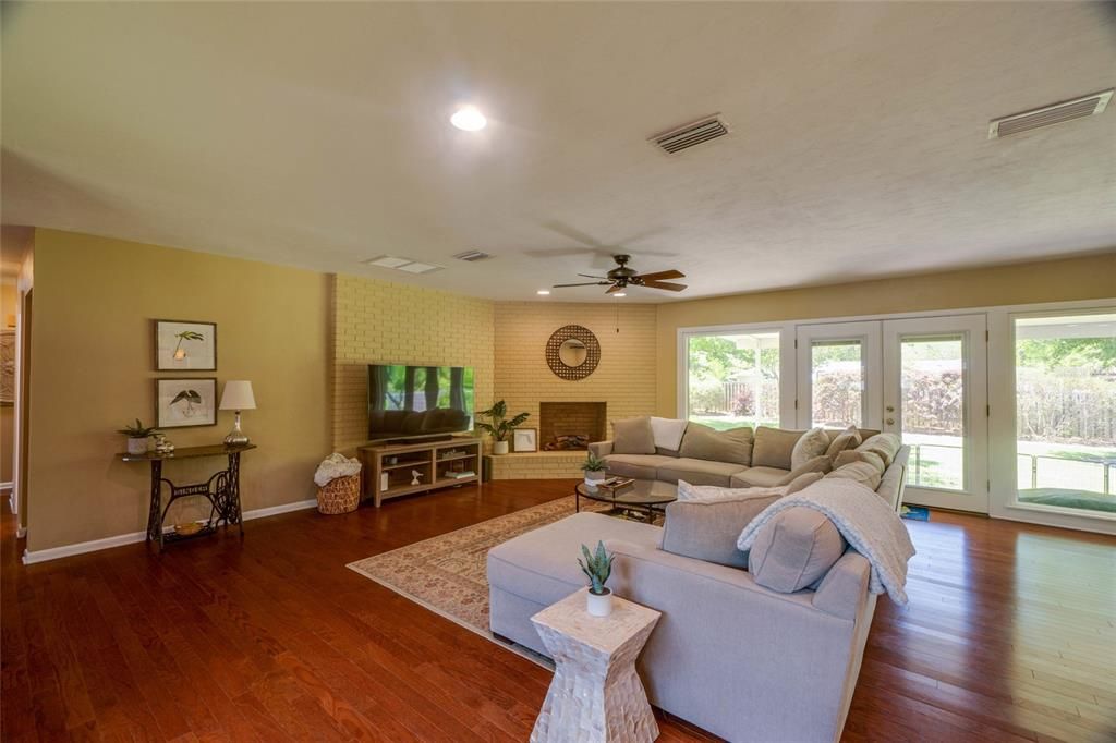 Active With Contract: $434,900 (3 beds, 2 baths, 1980 Square Feet)