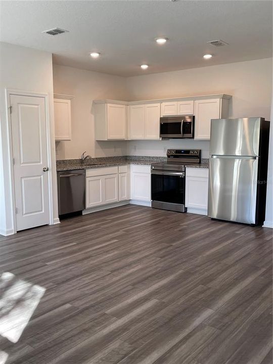 Recently Rented: $1,950 (3 beds, 2 baths, 1386 Square Feet)