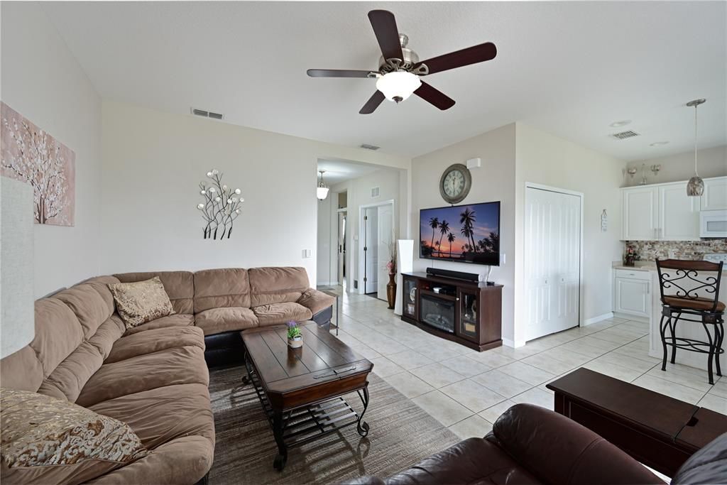 For Sale: $399,000 (3 beds, 2 baths, 1263 Square Feet)