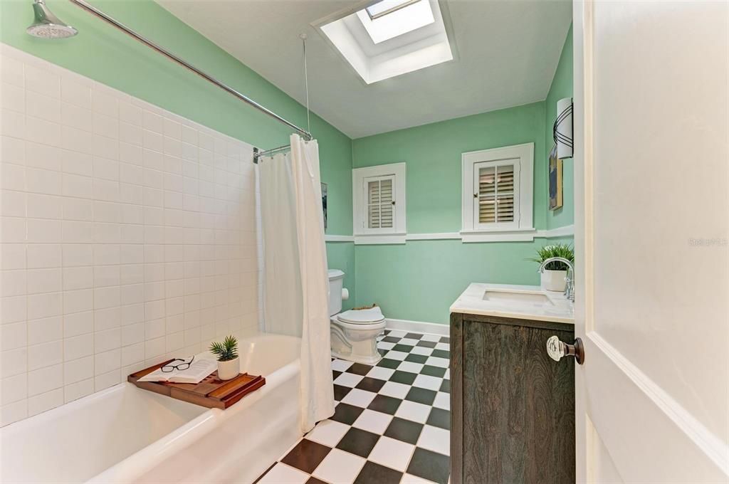 На продажу: $700,000 (2 спален, 1 ванн, 1932 Квадратных фут)