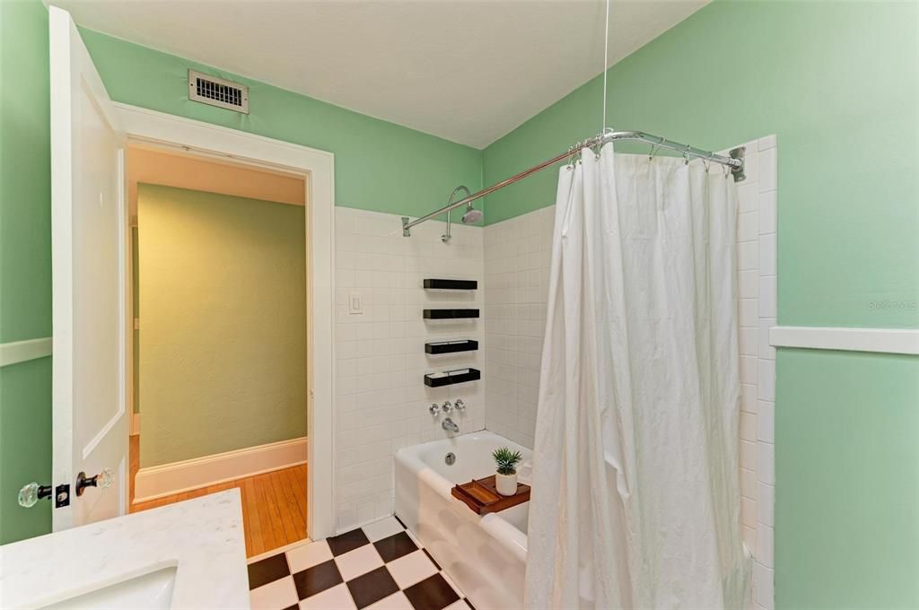 На продажу: $700,000 (2 спален, 1 ванн, 1932 Квадратных фут)