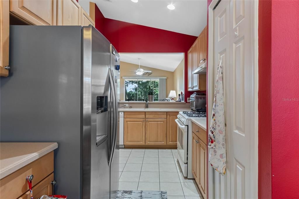 For Sale: $300,000 (2 beds, 2 baths, 1281 Square Feet)