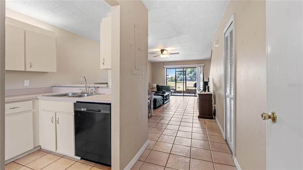 Active With Contract: $219,900 (2 beds, 1 baths, 1137 Square Feet)