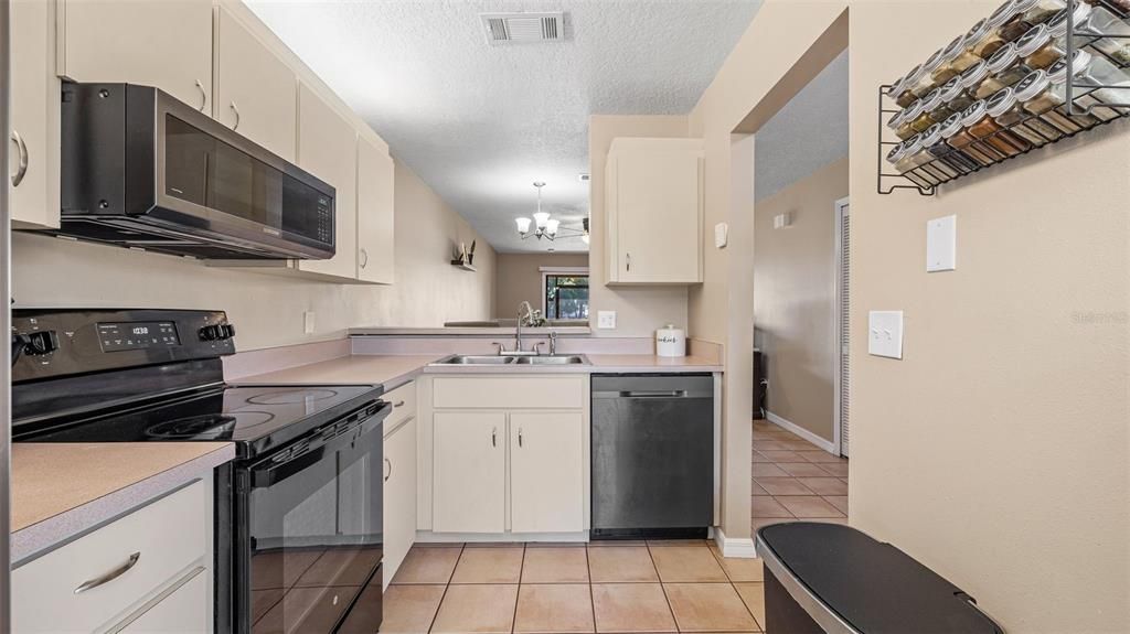 For Sale: $219,900 (2 beds, 1 baths, 1137 Square Feet)