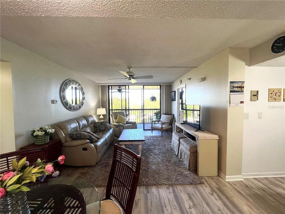 For Sale: $185,900 (2 beds, 2 baths, 783 Square Feet)