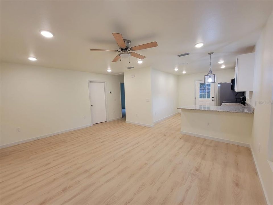 Active With Contract: $259,900 (2 beds, 1 baths, 958 Square Feet)