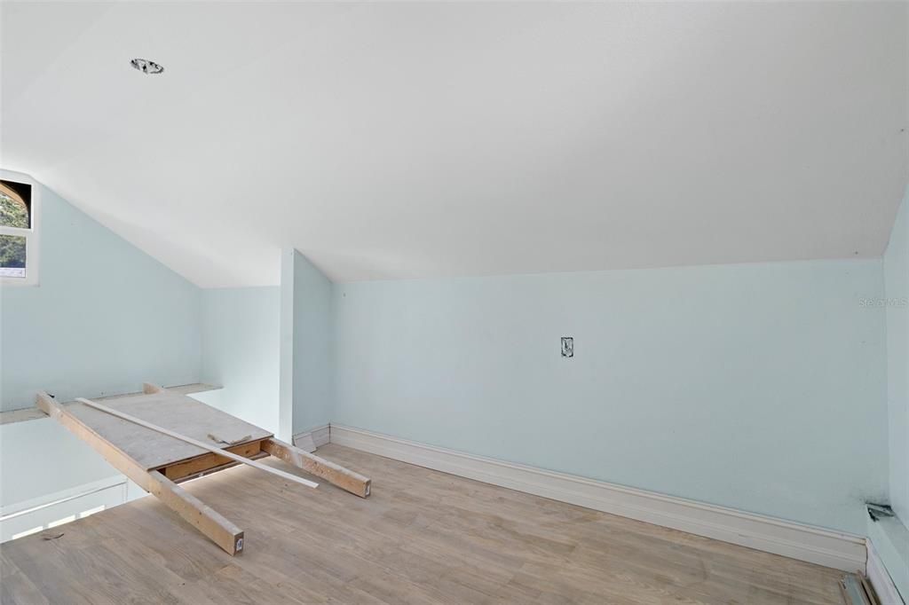 For Sale: $427,000 (2 beds, 1 baths, 887 Square Feet)
