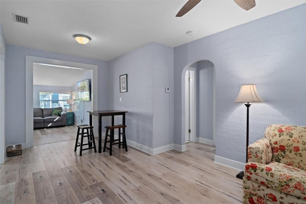 For Sale: $419,000 (2 beds, 1 baths, 887 Square Feet)