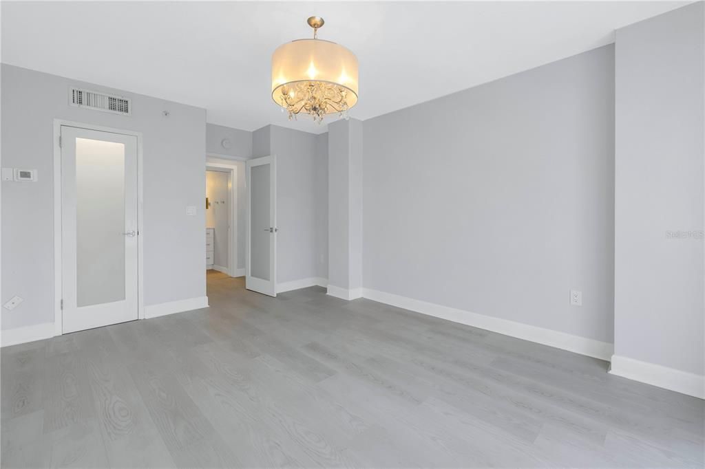 For Sale: $299,000 (1 beds, 1 baths, 811 Square Feet)