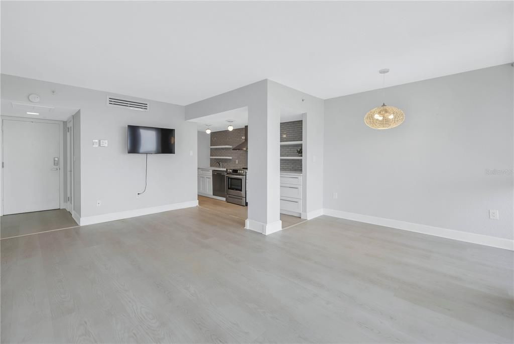 For Sale: $284,000 (1 beds, 1 baths, 811 Square Feet)