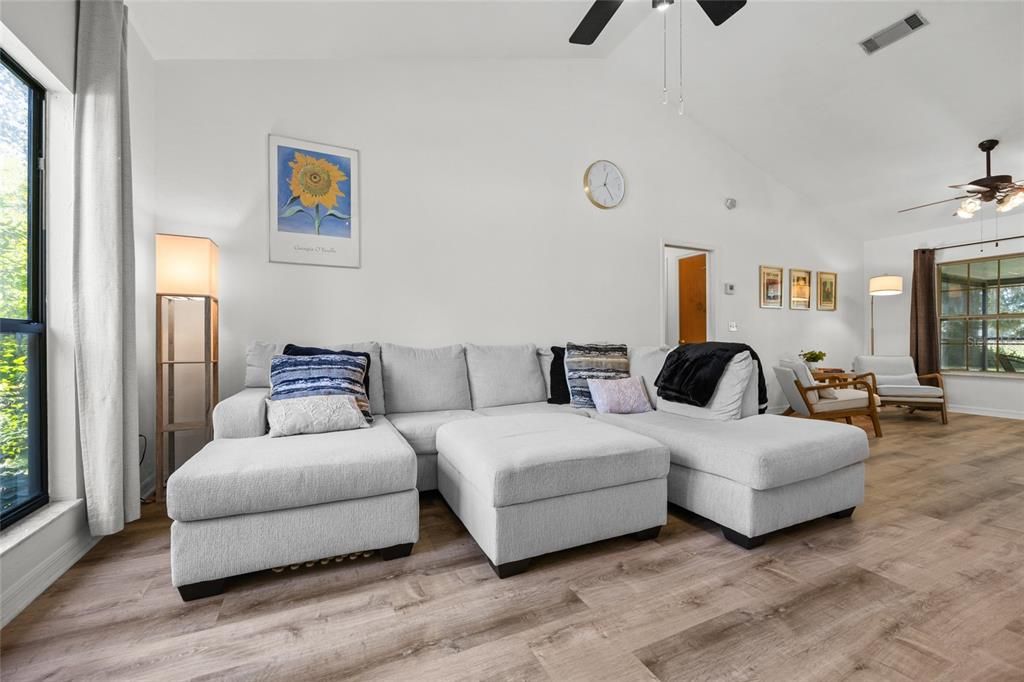 Active With Contract: $315,000 (3 beds, 2 baths, 1381 Square Feet)