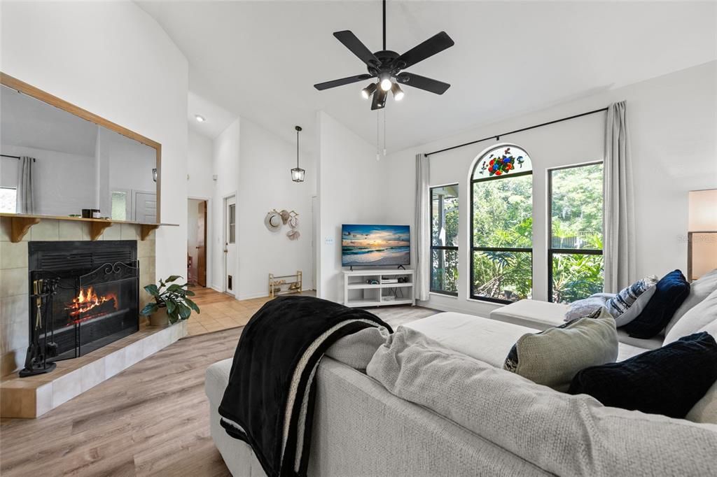 Active With Contract: $315,000 (3 beds, 2 baths, 1381 Square Feet)