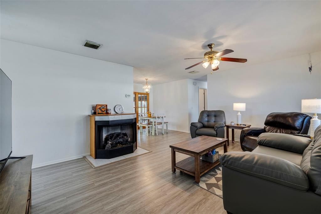 For Sale: $379,900 (2 beds, 1 baths, 1019 Square Feet)