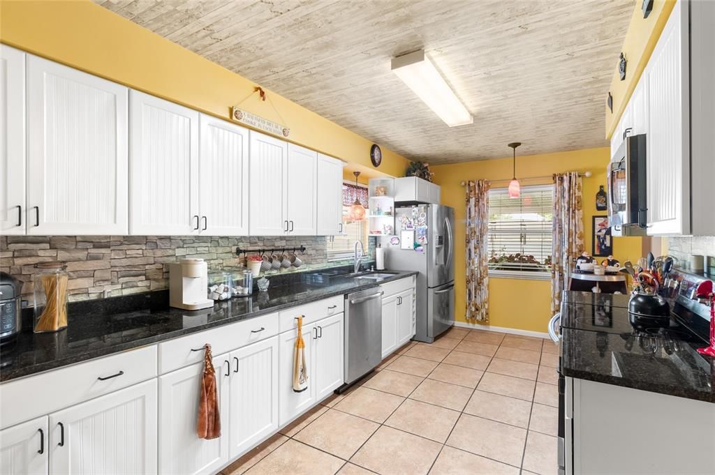 For Sale: $280,000 (2 beds, 2 baths, 1379 Square Feet)