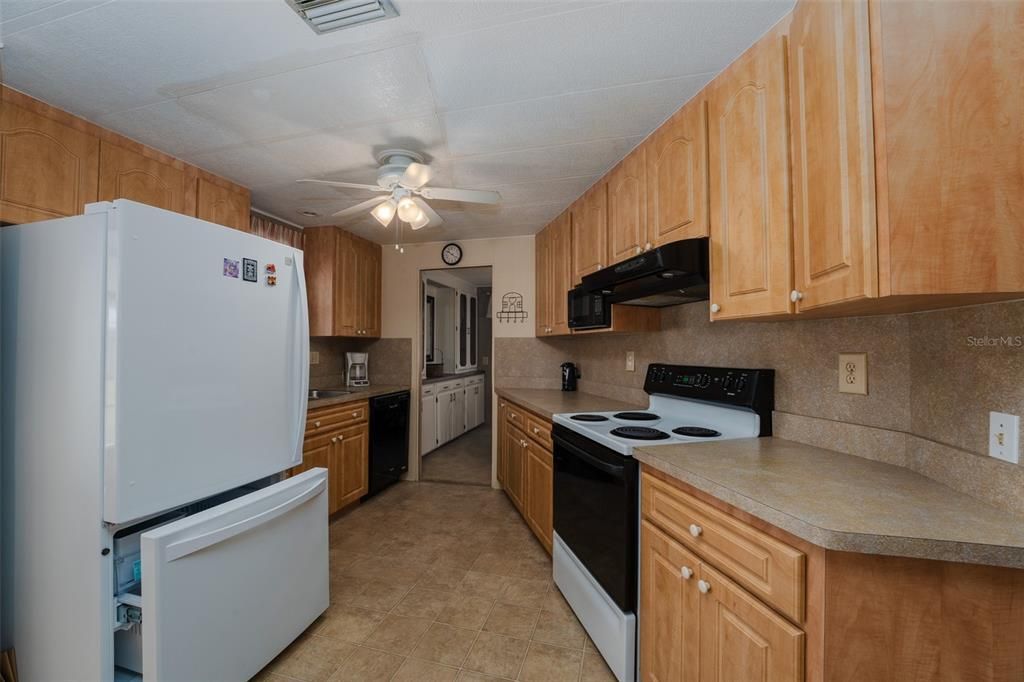 For Sale: $148,332 (2 beds, 2 baths, 1200 Square Feet)
