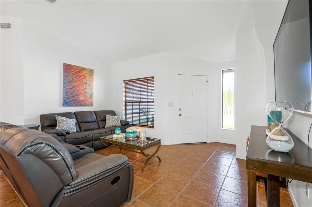 Active With Contract: $285,000 (3 beds, 2 baths, 1193 Square Feet)