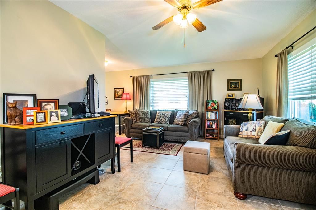 Active With Contract: $134,900 (1 beds, 1 baths, 812 Square Feet)