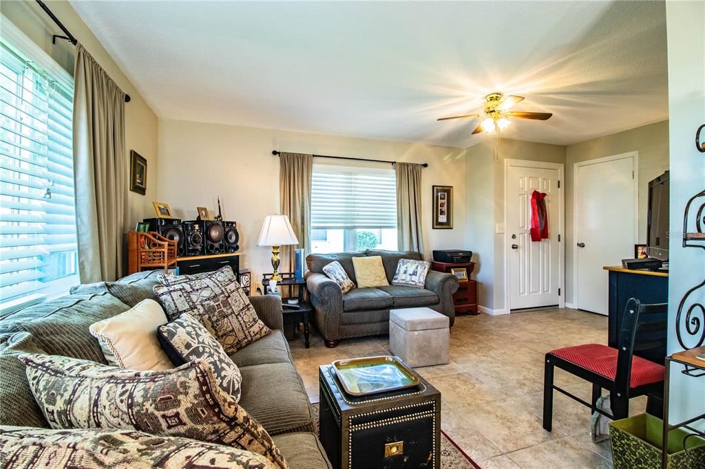 Active With Contract: $134,900 (1 beds, 1 baths, 812 Square Feet)