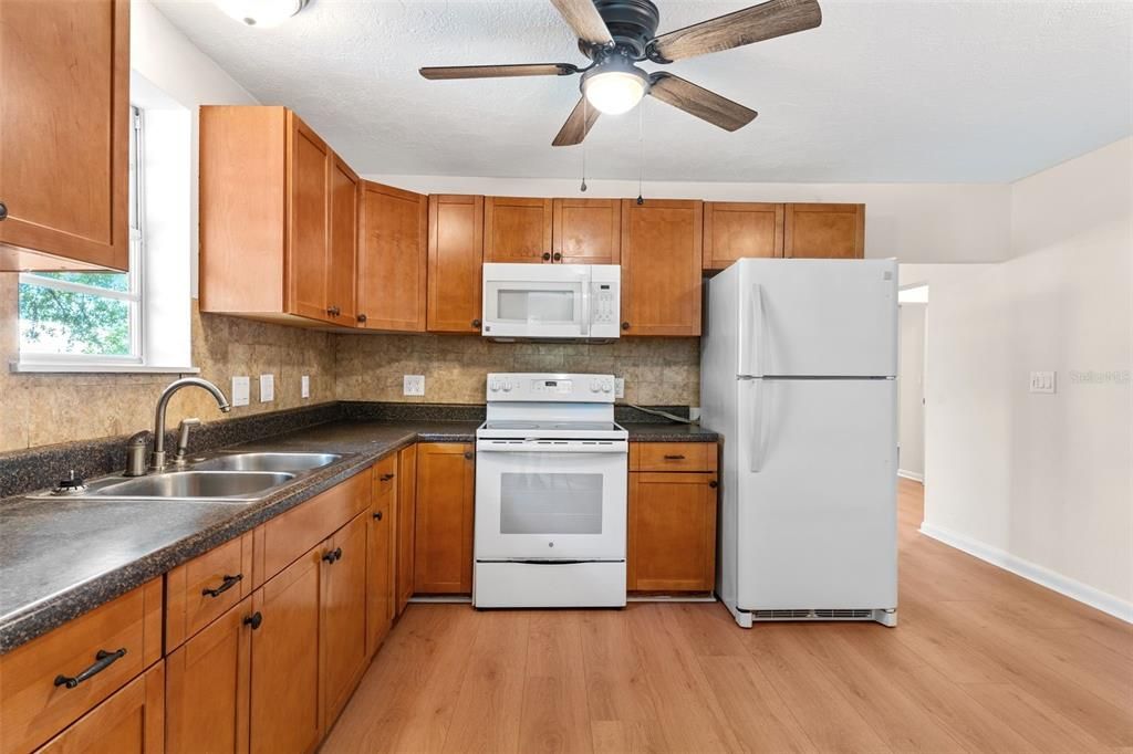 For Sale: $214,900 (2 beds, 2 baths, 1010 Square Feet)