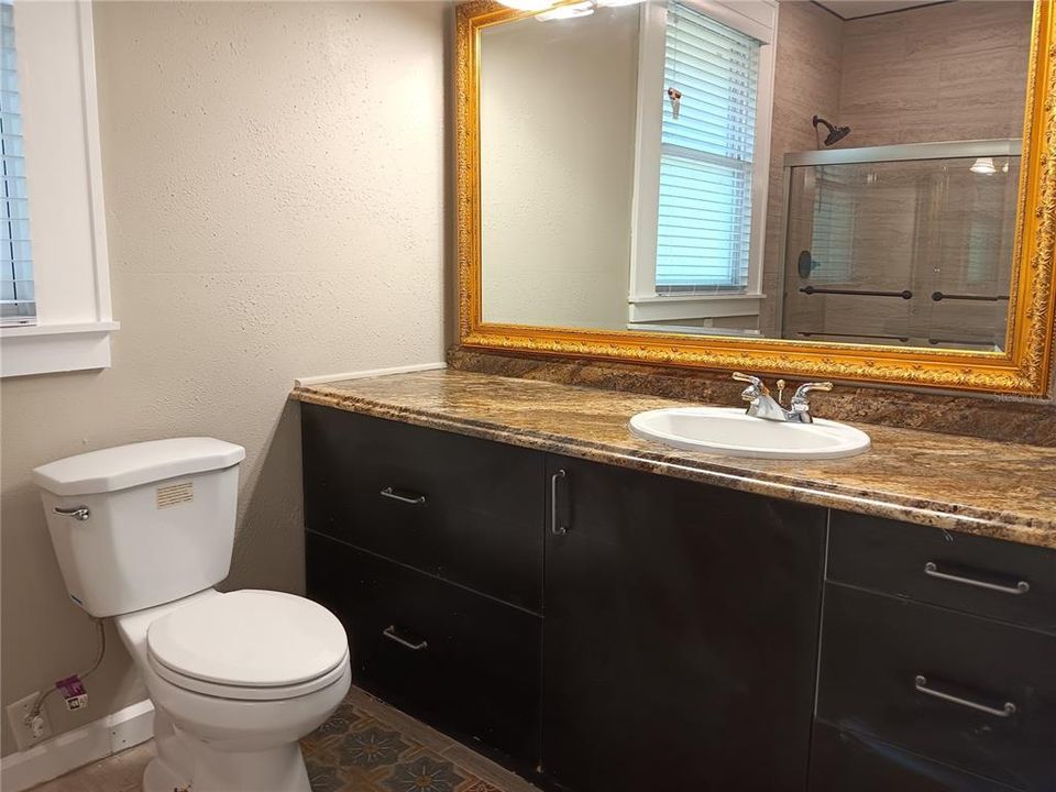 For Rent: $1,700 (2 beds, 1 baths, 998 Square Feet)