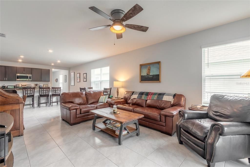 Active With Contract: $435,000 (3 beds, 2 baths, 1610 Square Feet)