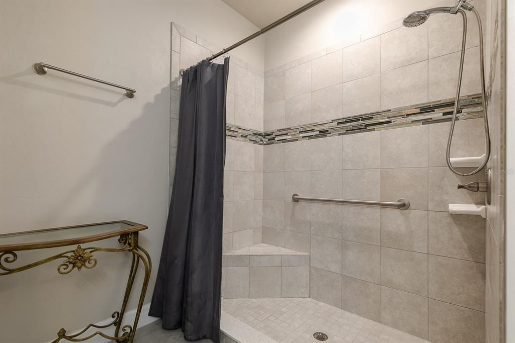 合同活跃: $359,900 (3 贝兹, 2 浴室, 1835 平方英尺)