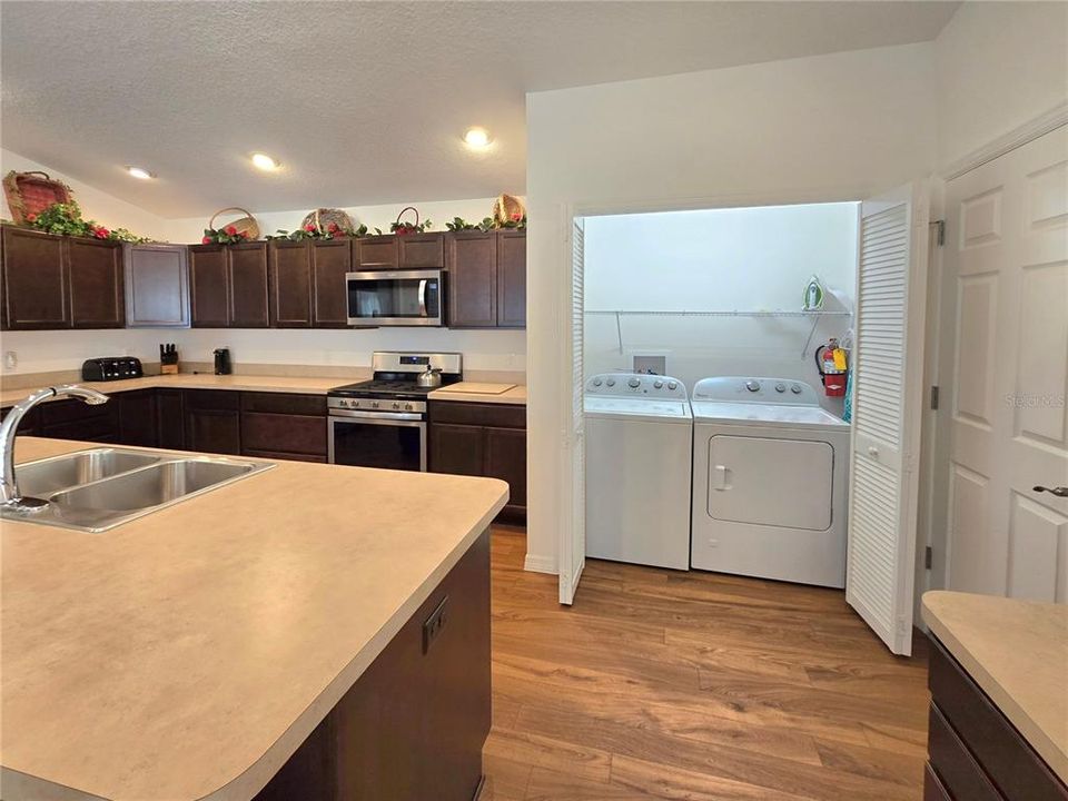 For Sale: $310,000 (2 beds, 2 baths, 1370 Square Feet)