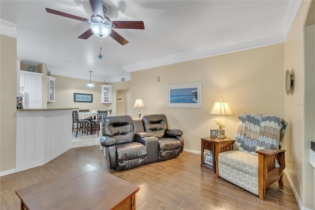 For Sale: $299,950 (2 beds, 2 baths, 1066 Square Feet)