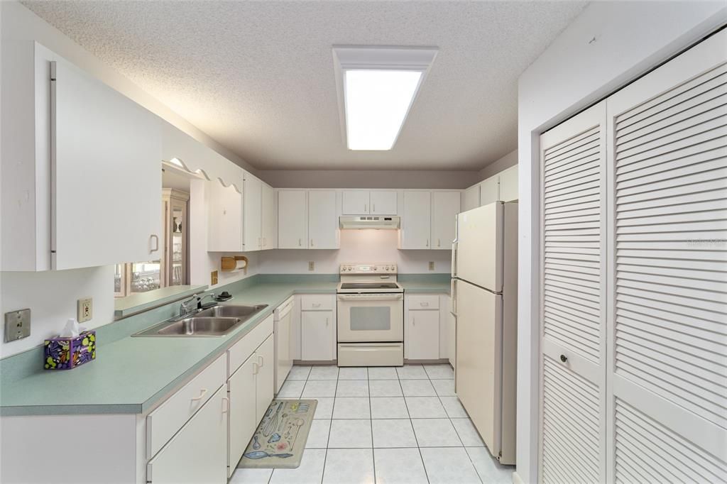 For Sale: $150,000 (2 beds, 2 baths, 1215 Square Feet)