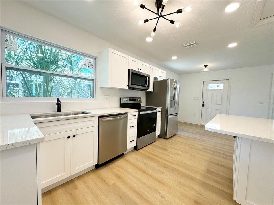For Sale: $299,900 (2 beds, 1 baths, 749 Square Feet)