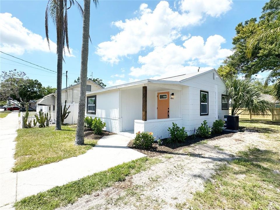 Active With Contract: $299,900 (2 beds, 1 baths, 749 Square Feet)