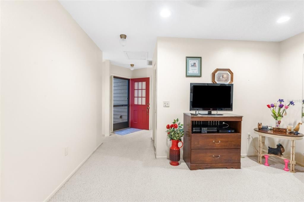 Active With Contract: $167,000 (1 beds, 1 baths, 767 Square Feet)