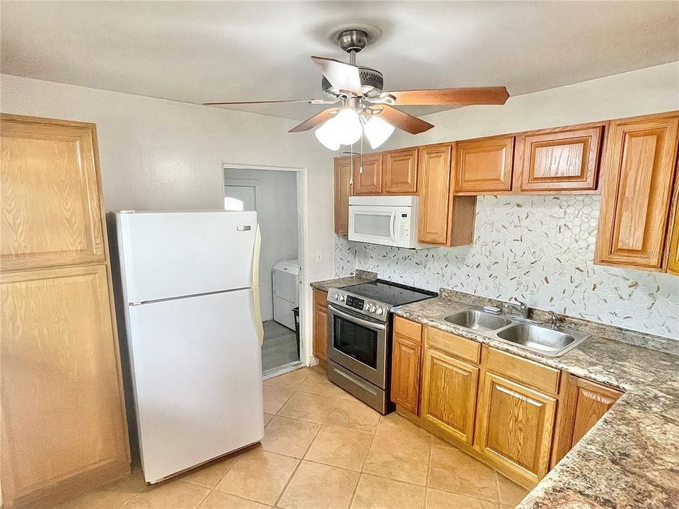 Active With Contract: $229,000 (2 beds, 1 baths, 774 Square Feet)