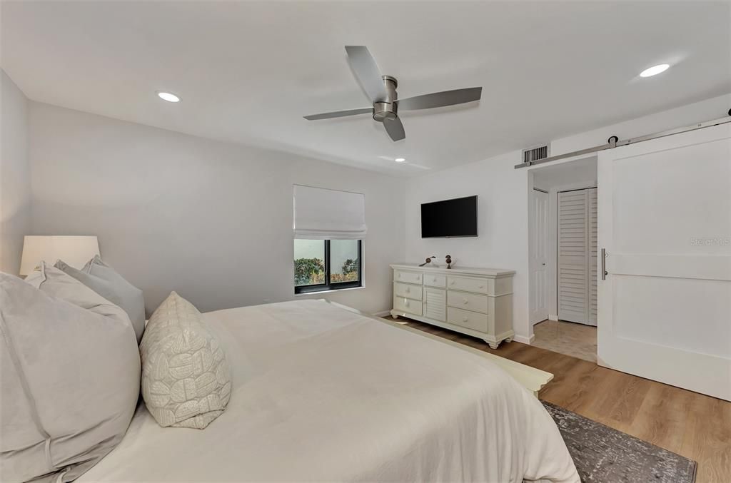 For Sale: $749,900 (2 beds, 2 baths, 1237 Square Feet)