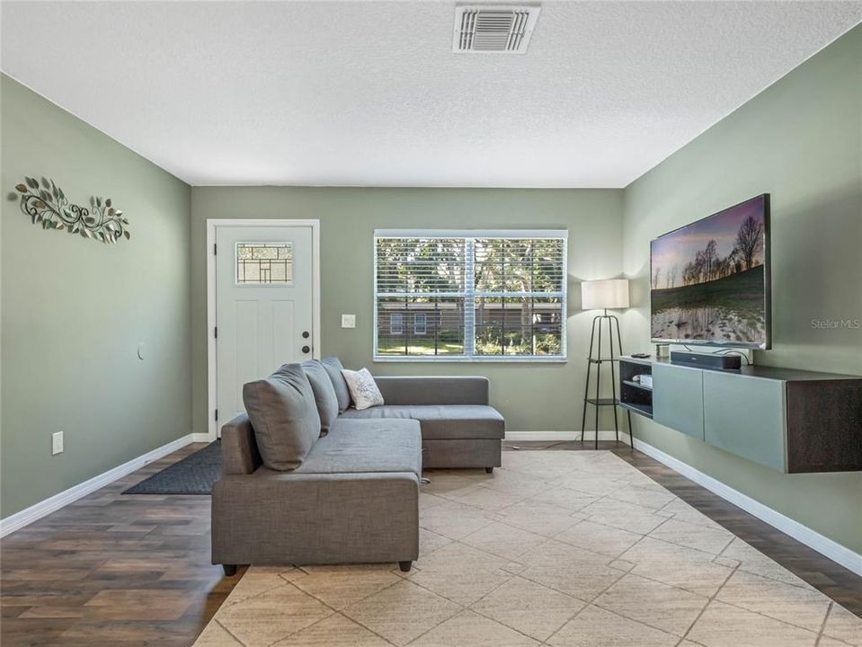 Active With Contract: $339,900 (3 beds, 2 baths, 1276 Square Feet)