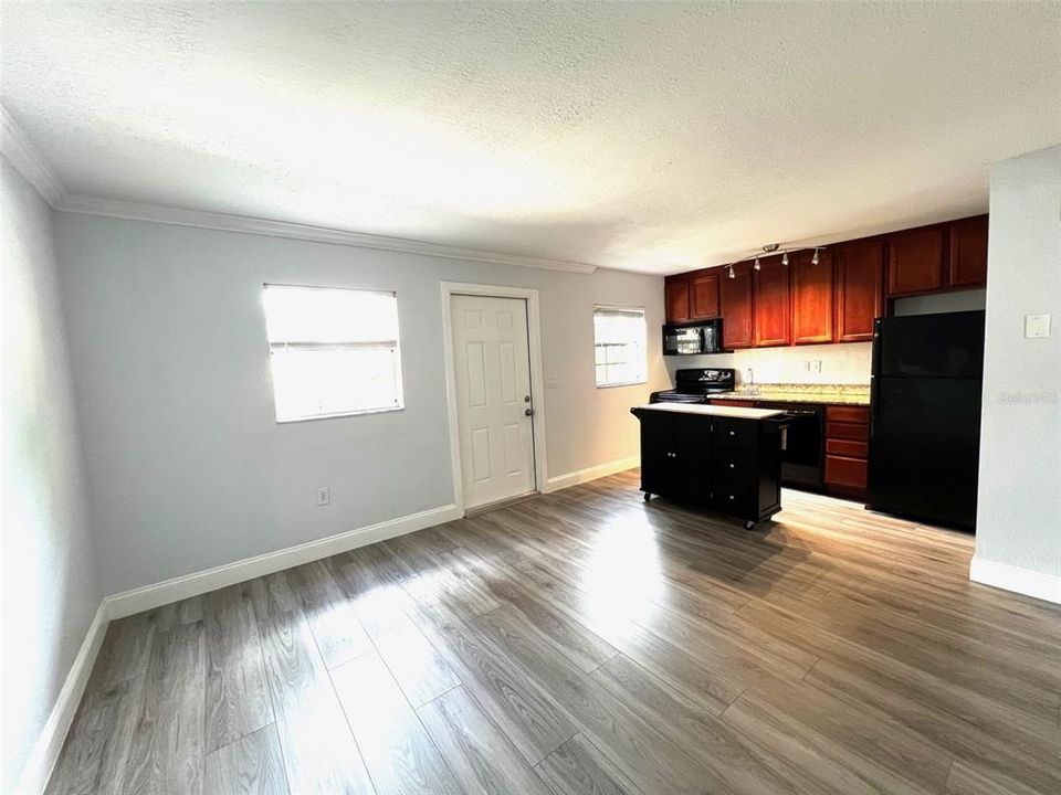 Active With Contract: $1,395 (1 beds, 1 baths, 537 Square Feet)