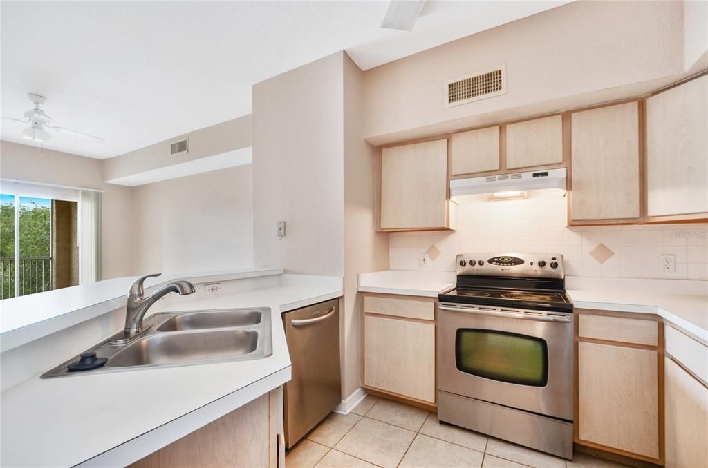 For Rent: $1,400 (1 beds, 1 baths, 674 Square Feet)
