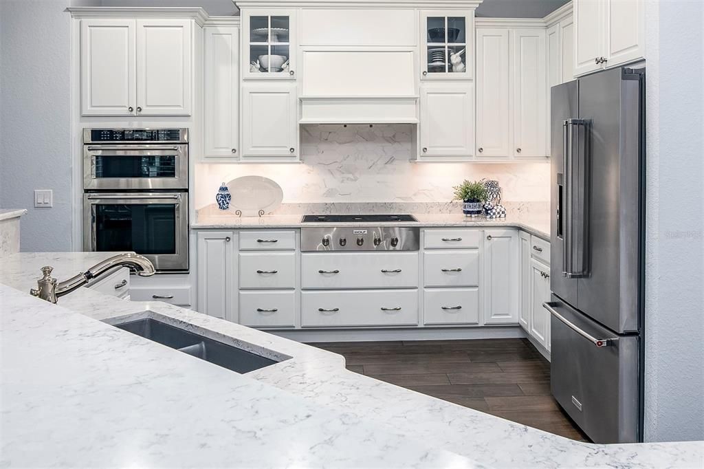 The cabinetry features 42" uppers, banks of drawers, pushups and quartz countertops.