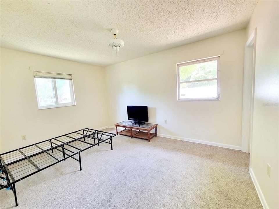 For Rent: $1,300 (2 beds, 1 baths, 988 Square Feet)