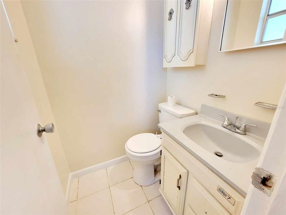 For Rent: $1,300 (2 beds, 1 baths, 988 Square Feet)