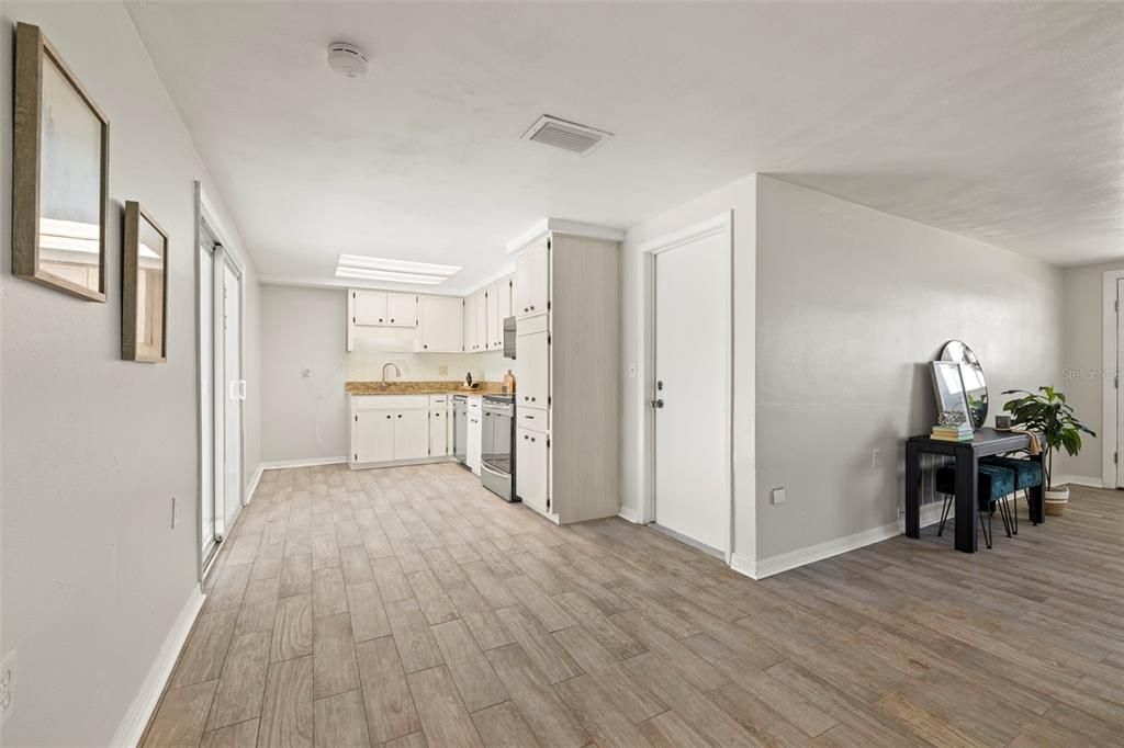 For Sale: $425,000 (2 beds, 2 baths, 1296 Square Feet)