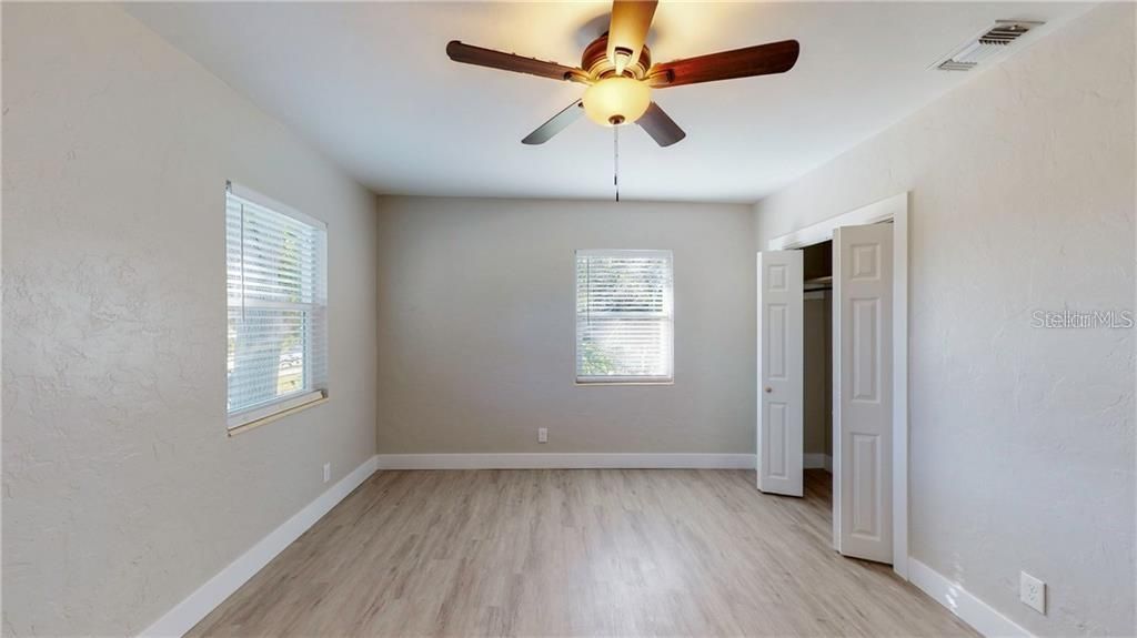 Active With Contract: $1,950 (2 beds, 1 baths, 936 Square Feet)