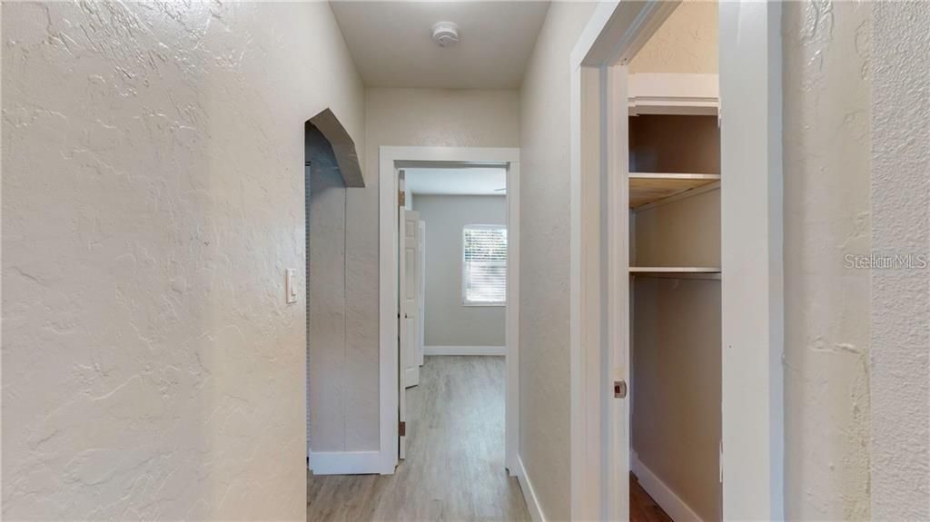 Active With Contract: $1,950 (2 beds, 1 baths, 936 Square Feet)